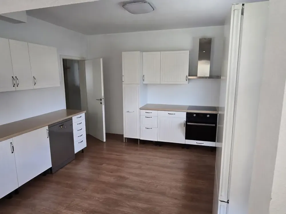 Charmante 3,5-Zimmer-Wohnung mit eigenem Garten und Garage in ruhiger Bestlage im Hochparterre