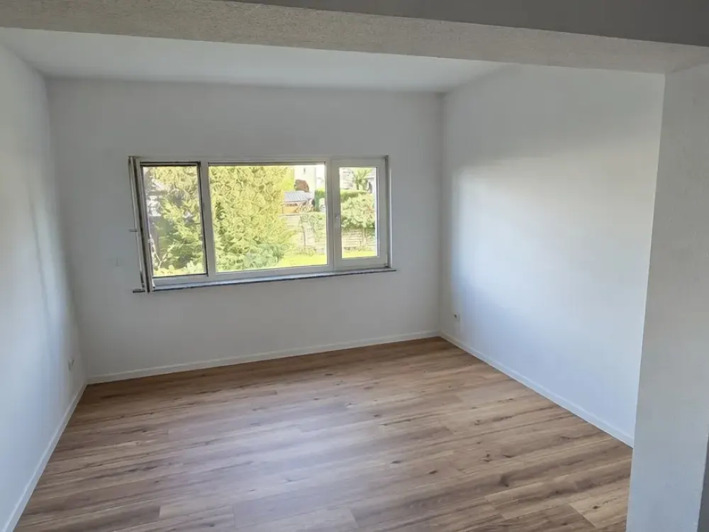 Charmante 3,5-Zimmer-Wohnung mit eigenem Garten und Garage in ruhiger Bestlage im Hochparterre