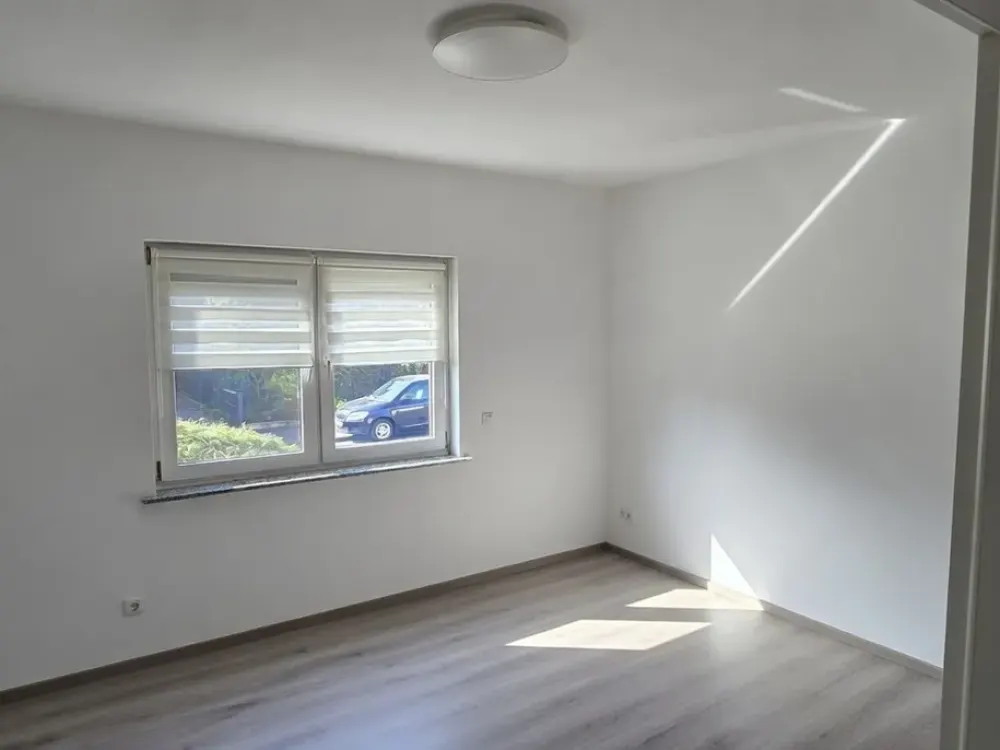 Charmante 3,5-Zimmer-Wohnung mit eigenem Garten und Garage in ruhiger Bestlage im Hochparterre