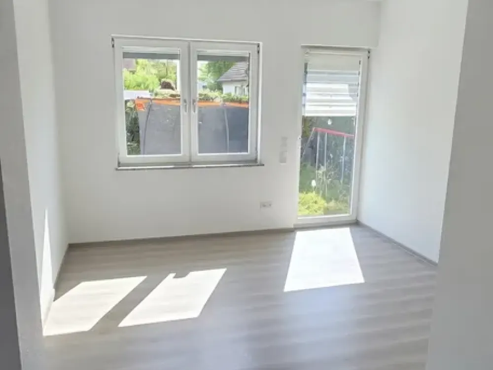 Charmante 3,5-Zimmer-Wohnung mit eigenem Garten und Garage in ruhiger Bestlage im Hochparterre