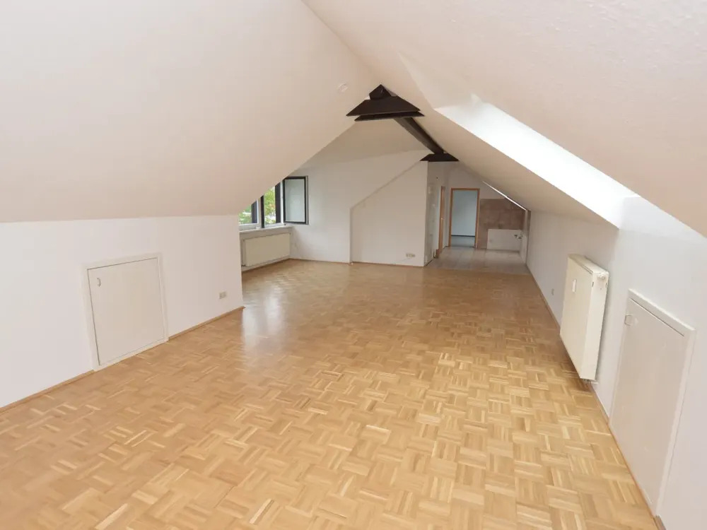 Rönpagel Immobilien - Langenhagen: Schöne helle DG Wohnung + Parkett + EBK optional