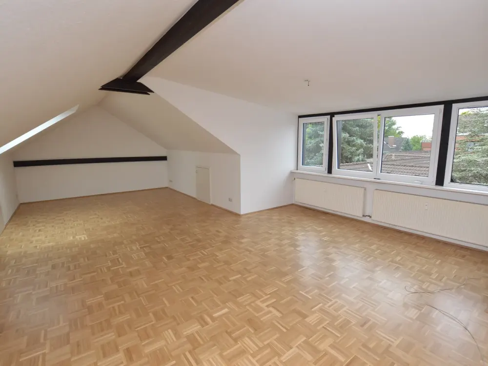 Rönpagel Immobilien - Langenhagen: Schöne helle DG Wohnung + Parkett + EBK optional