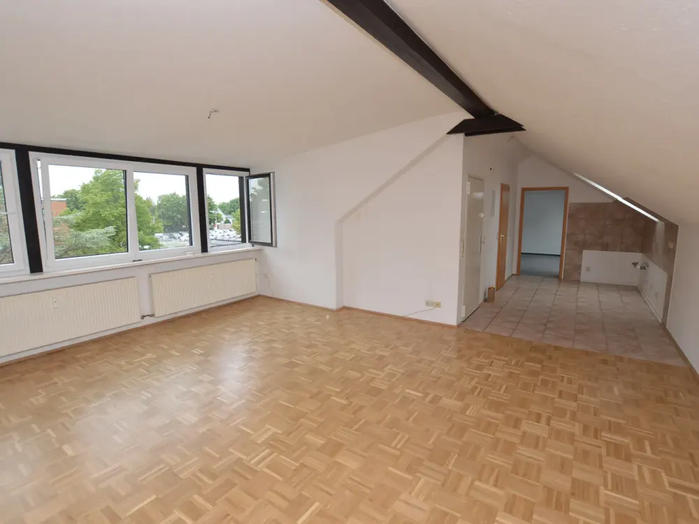 Rönpagel Immobilien - Langenhagen: Schöne helle DG Wohnung + Parkett + EBK optional