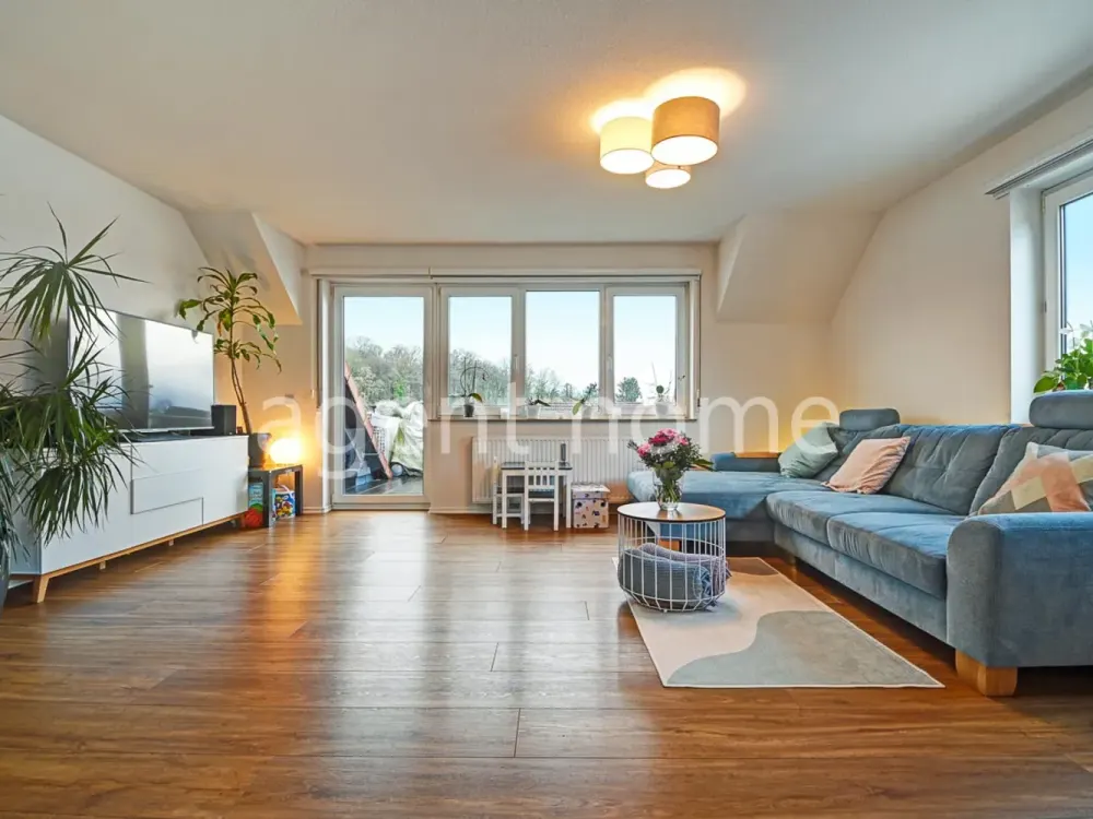 MÖBLIERT - GEMÜTLICH UND HELL - Schöne Maisonettewohnung mit Balkon