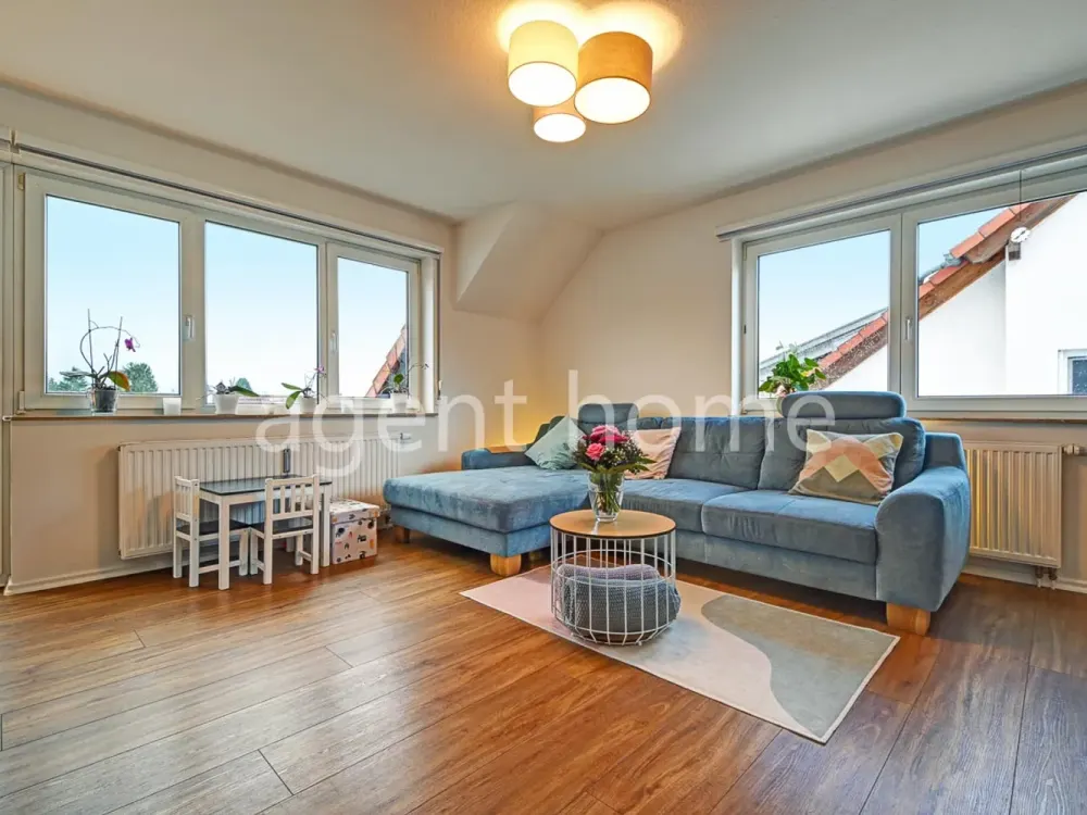 MÖBLIERT - GEMÜTLICH UND HELL - Schöne Maisonettewohnung mit Balkon