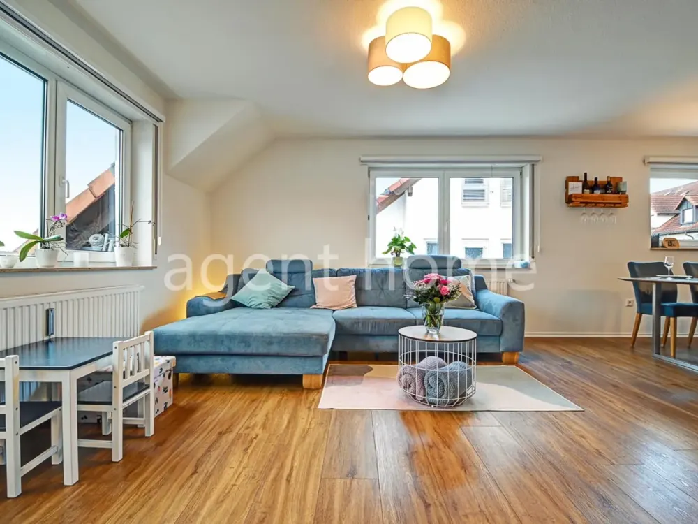MÖBLIERT - GEMÜTLICH UND HELL - Schöne Maisonettewohnung mit Balkon