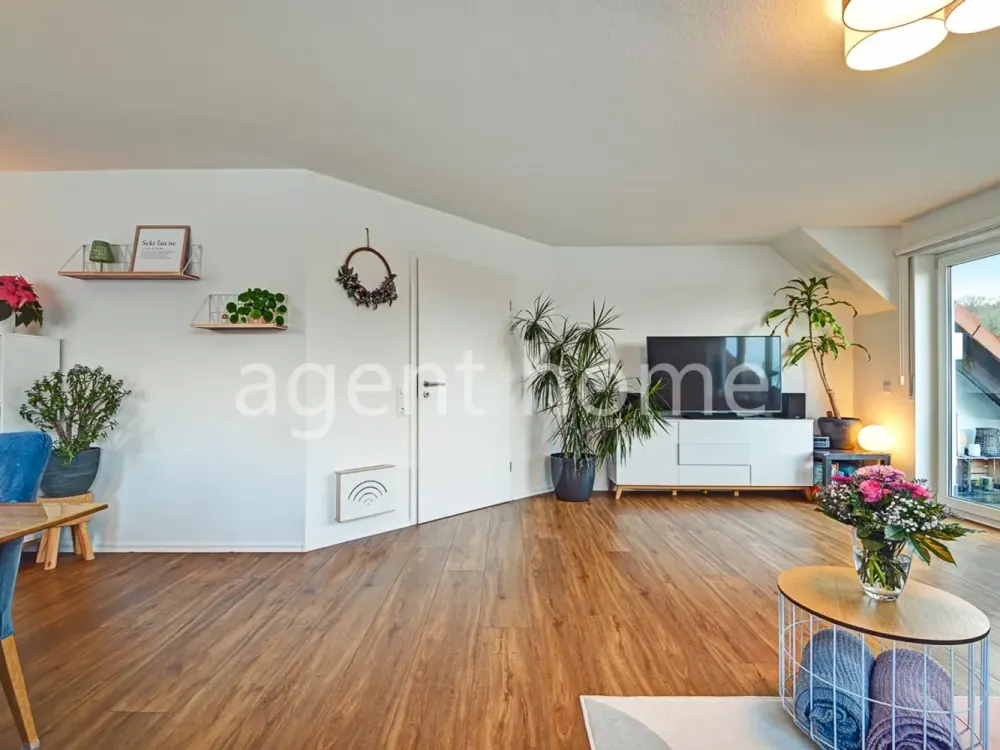 MÖBLIERT - GEMÜTLICH UND HELL - Schöne Maisonettewohnung mit Balkon