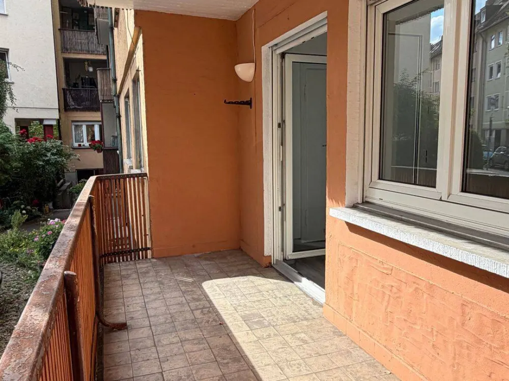 sanierte 1-Zimmer-Wohnung mit Balkon und Einbauküche in zentraler Lage