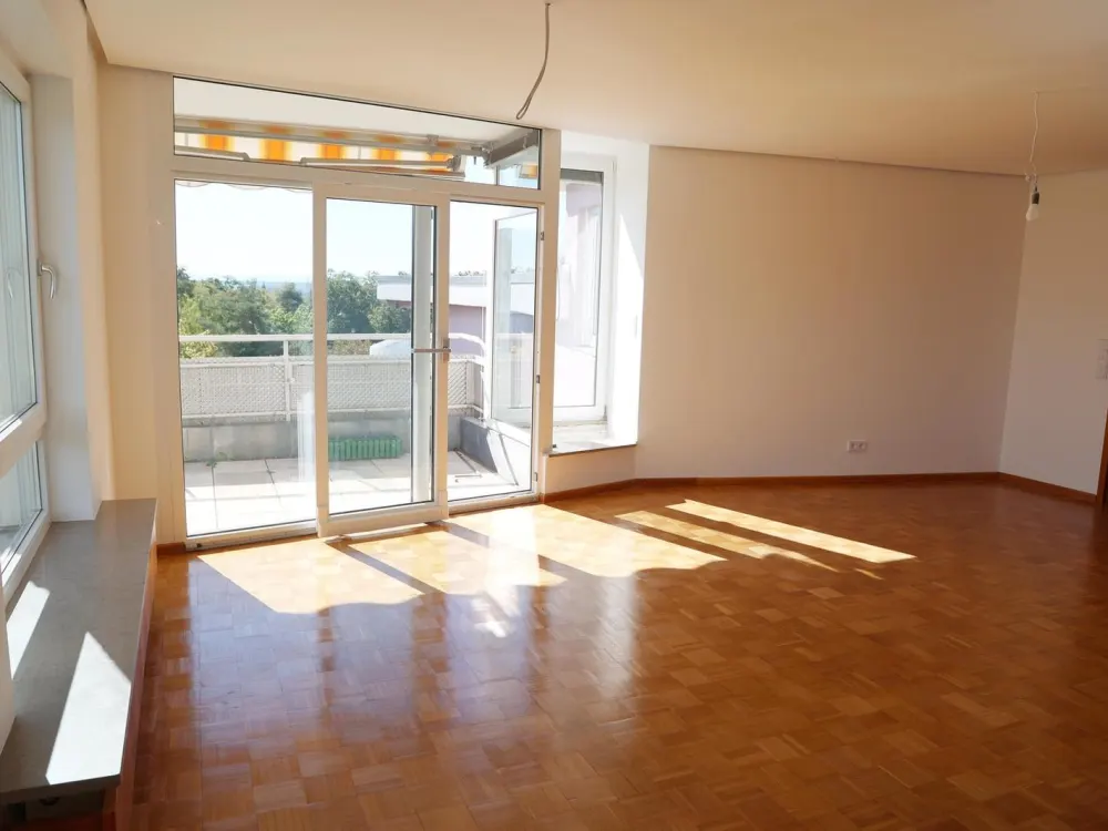 Sensationelle 2,5-Zimmer Whg mit Panoramablick, Balkon + Tiefgarage