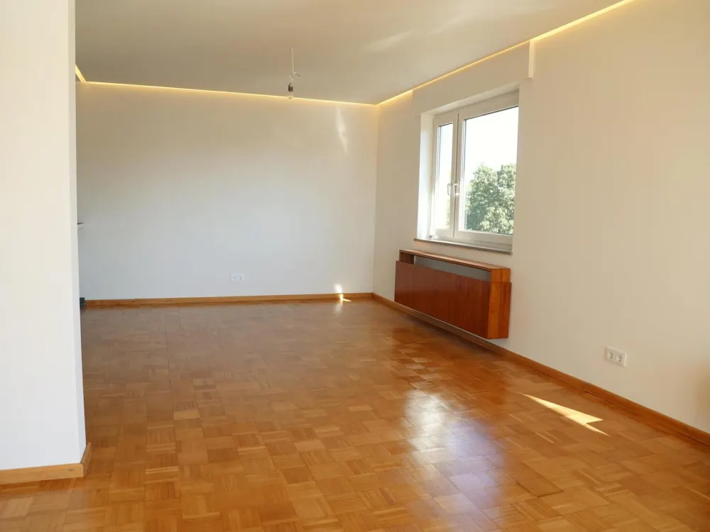 Sensationelle 2,5-Zimmer Whg mit Panoramablick, Balkon + Tiefgarage