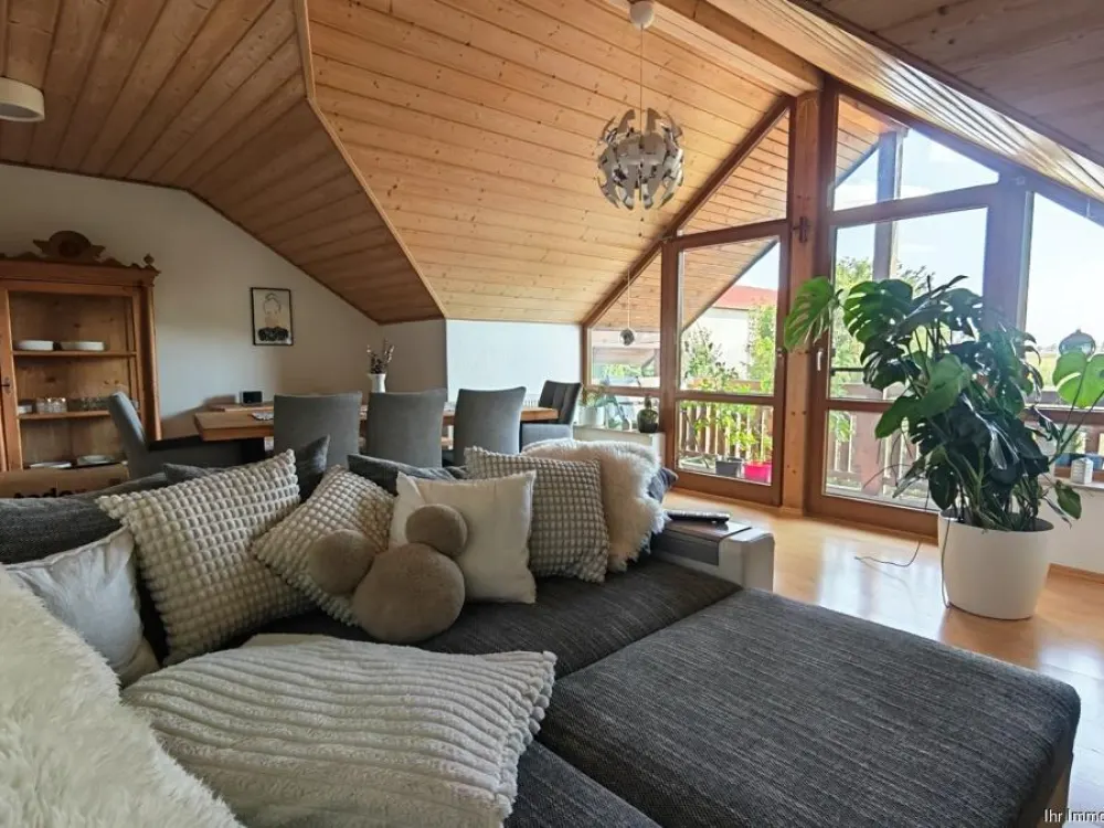 2-Zimmer-Dachgeschoss-Wohnung mit Südbalkon in Pleß
