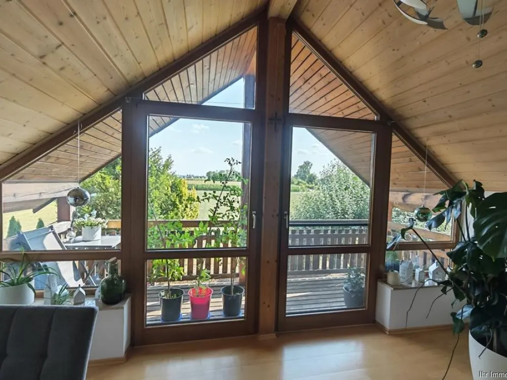 2-Zimmer-Dachgeschoss-Wohnung mit Südbalkon in Pleß