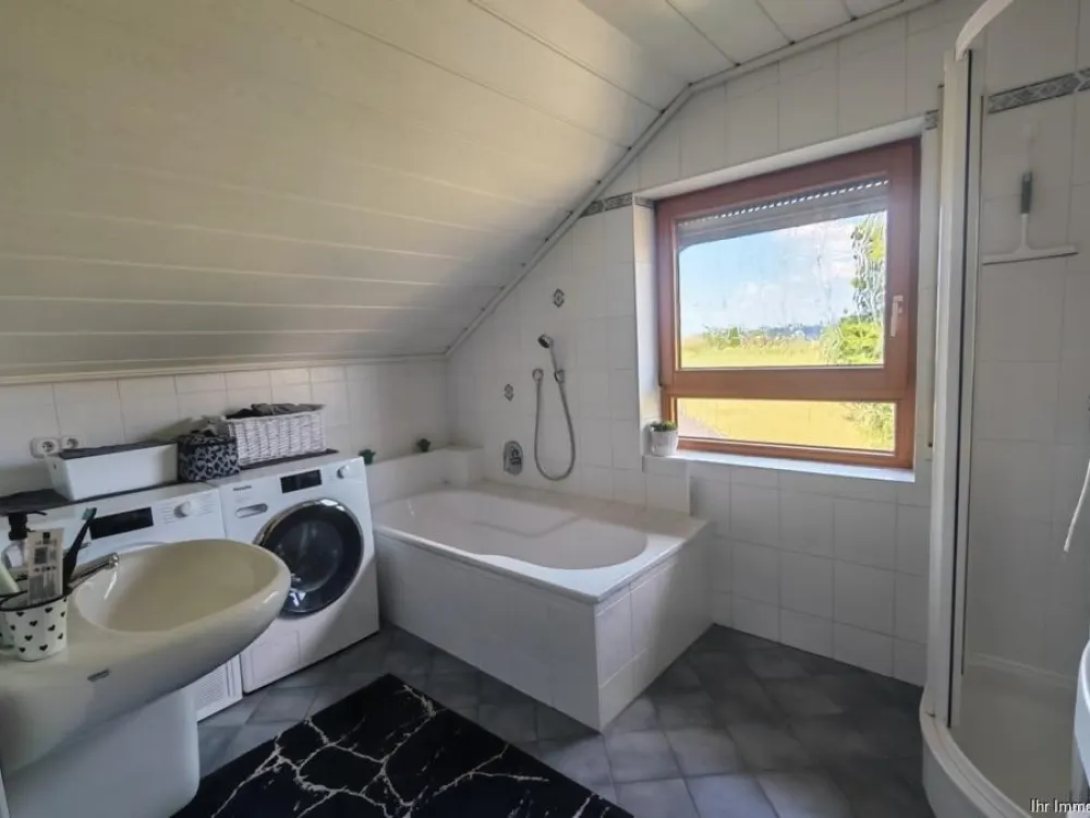 2-Zimmer-Dachgeschoss-Wohnung mit Südbalkon in Pleß