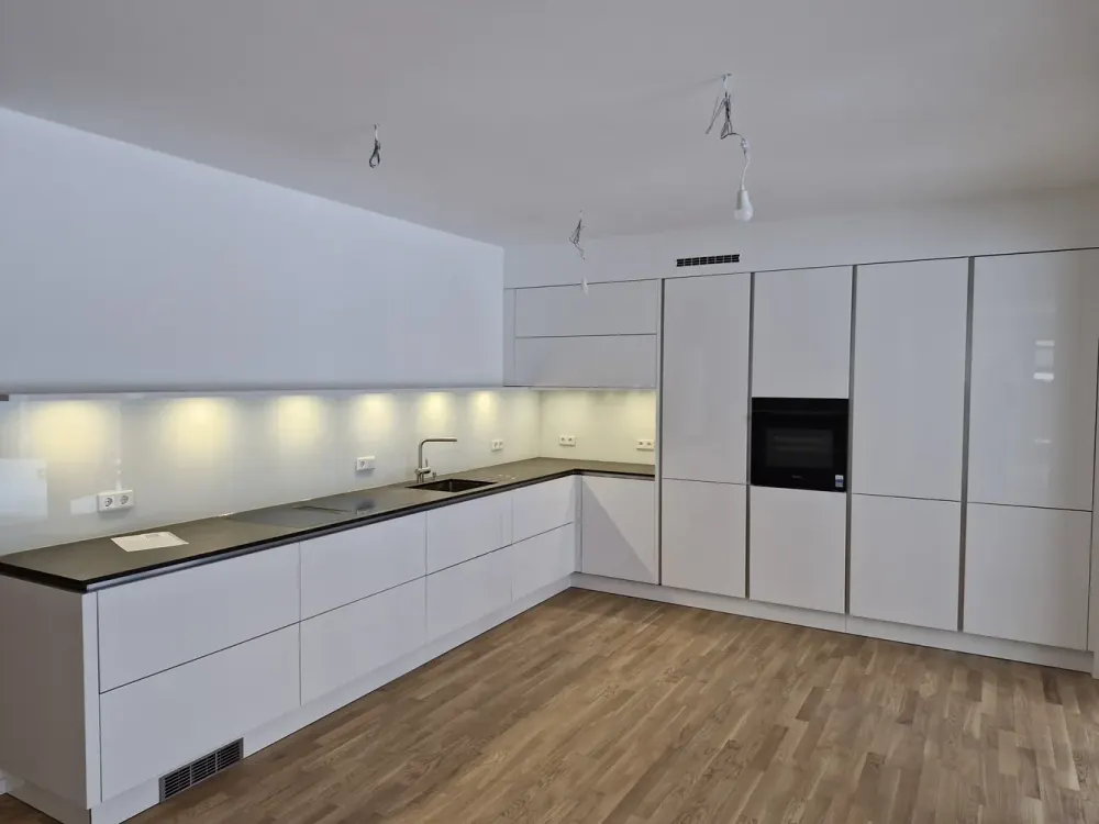 Charlottes Garten: Neue 4 Zimmer-Wohnung mit Garten und Tiefgarage