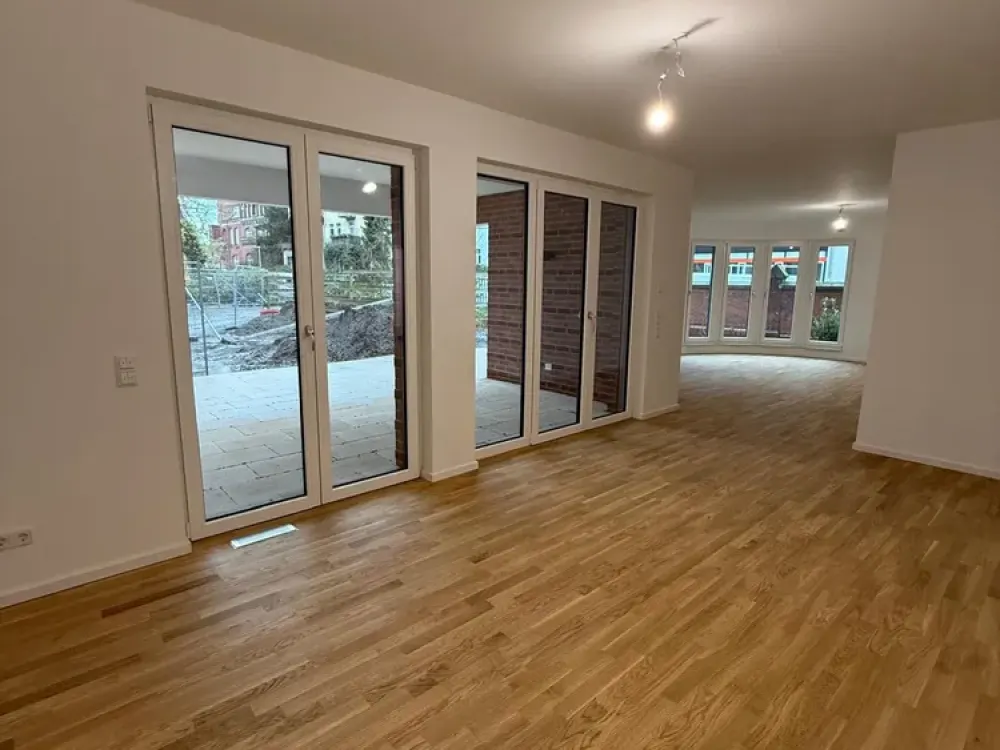 Charlottes Garten: Neue 4 Zimmer-Wohnung mit Garten und Tiefgarage