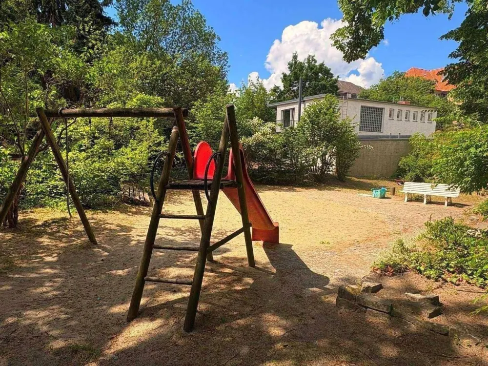 Stadtvilla im gepflegten Westend, Haus im Haus Maisonette-Wohnung (EG/Souterrain) mit 2 Bädern + Gäste-WC, Fußbodenheizung und EBK! Erstbezug nach Ren