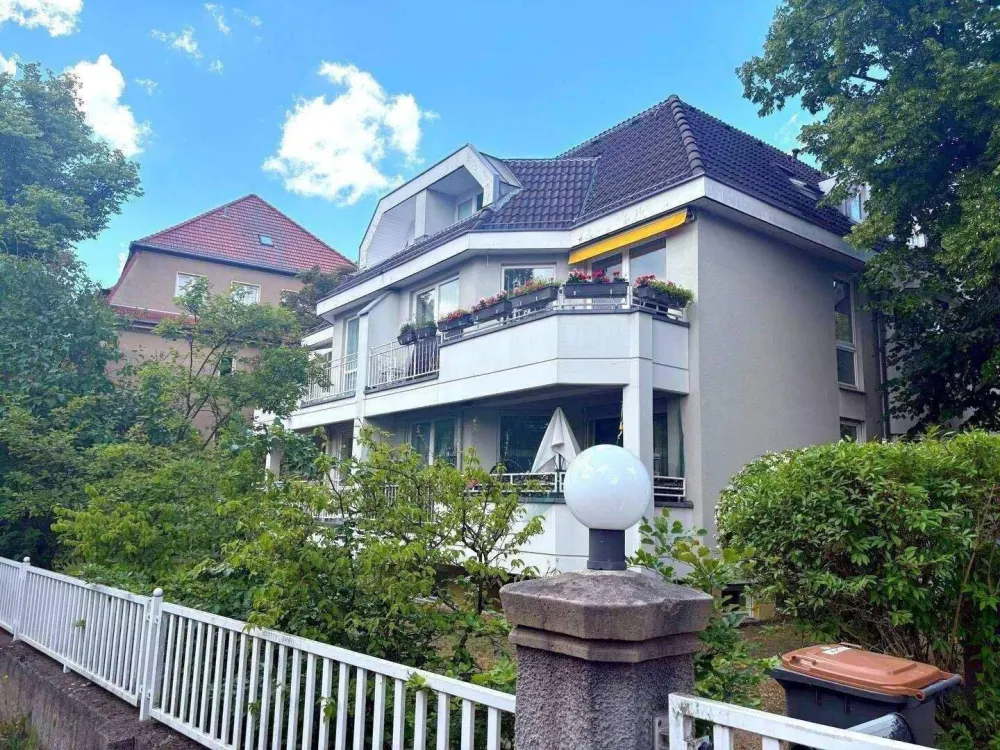 Stadtvilla im gepflegten Westend, Haus im Haus Maisonette-Wohnung (EG/Souterrain) mit 2 Bädern + Gäste-WC, Fußbodenheizung und EBK! Erstbezug nach Ren