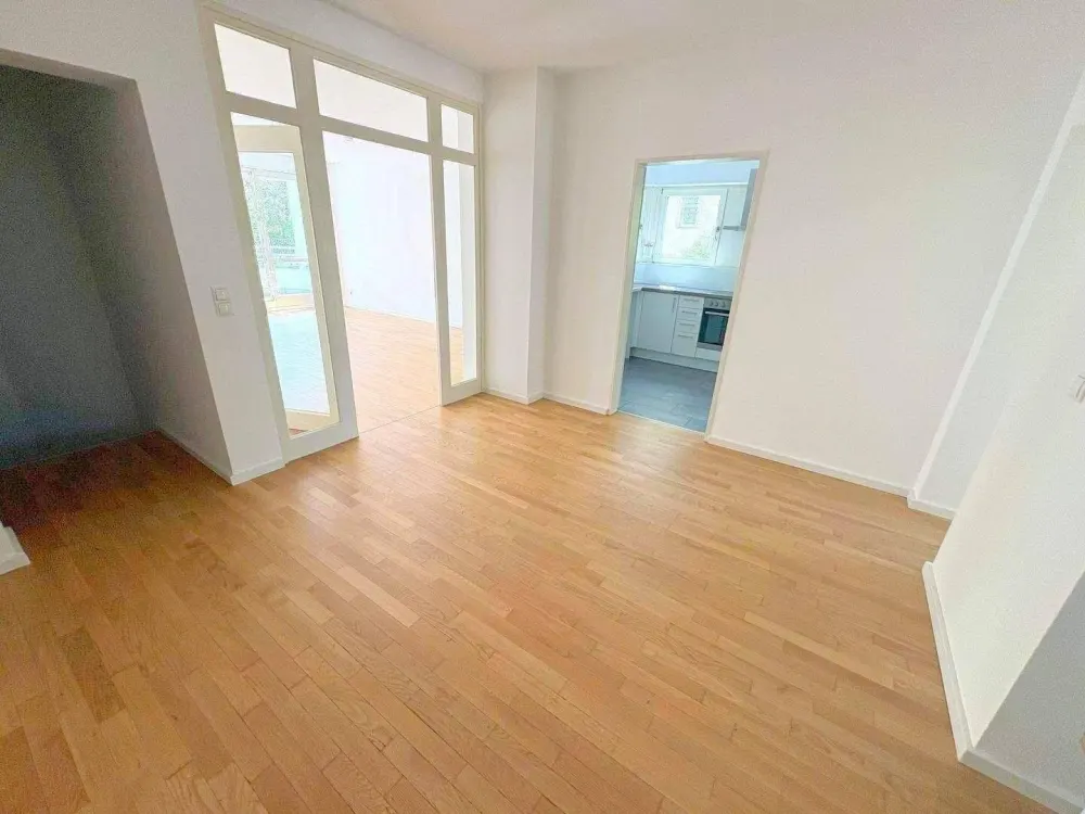 Stadtvilla im gepflegten Westend, Haus im Haus Maisonette-Wohnung (EG/Souterrain) mit 2 Bädern + Gäste-WC, Fußbodenheizung und EBK! Erstbezug nach Ren