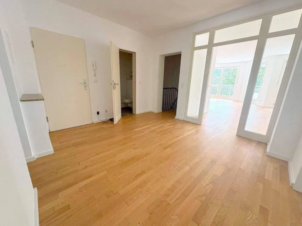 Stadtvilla im gepflegten Westend, Haus im Haus Maisonette-Wohnung (EG/Souterrain) mit 2 Bädern + Gäste-WC, Fußbodenheizung und EBK! Erstbezug nach Ren