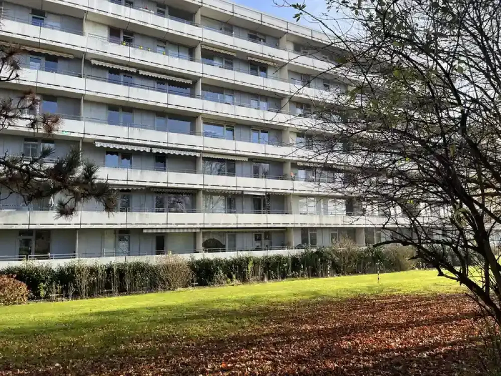 Pendlerfreundliche 3-Zimmer-Wohnung mit Garage und 2 Balkonen, Chempark & A57 in Minuten