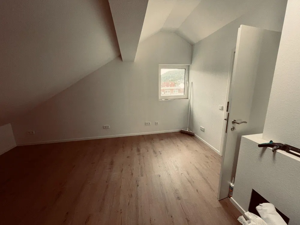 Kelheim/Hessen: Dachgeschosswohnung mit Küche, sofort bezugsfrei