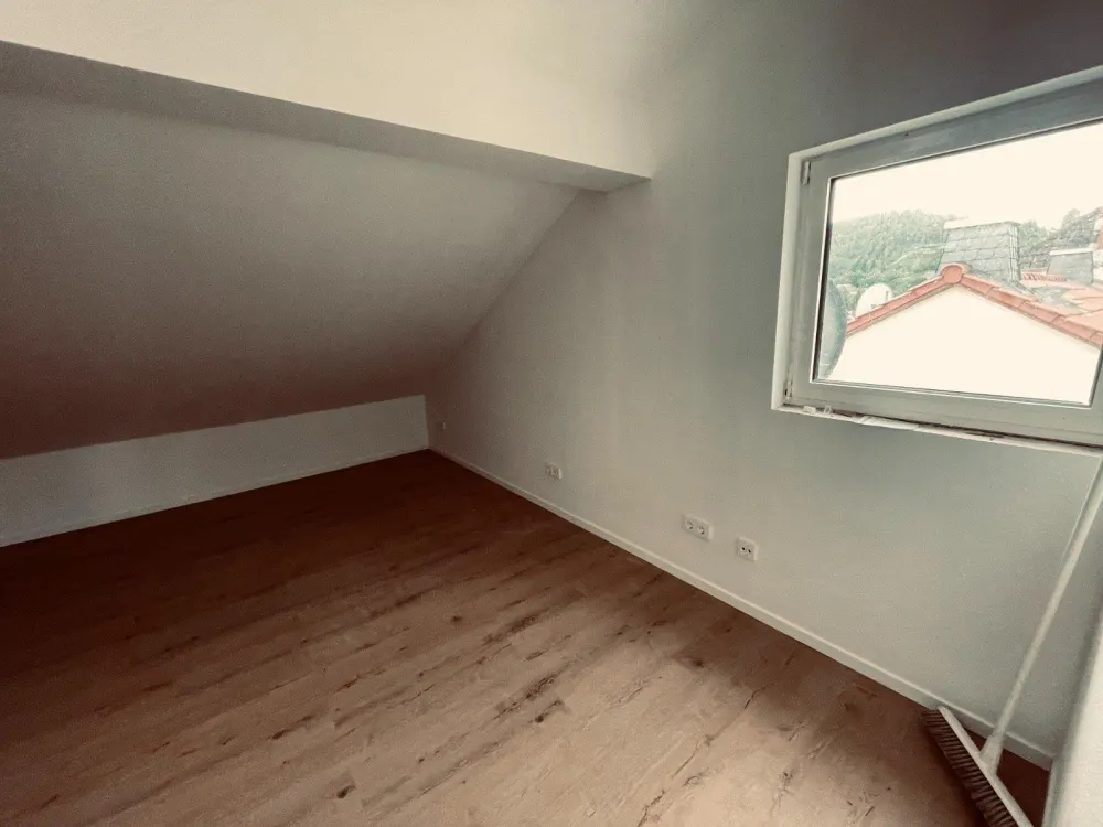Kelheim/Hessen: Dachgeschosswohnung mit Küche, sofort bezugsfrei
