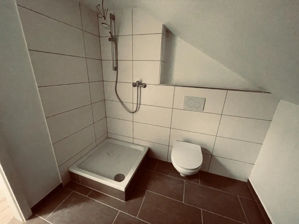 Kelheim/Hessen: Dachgeschosswohnung mit Küche, sofort bezugsfrei