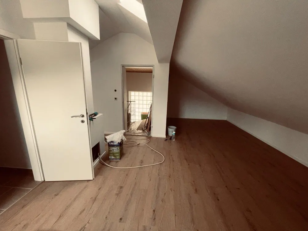 Kelheim/Hessen: Dachgeschosswohnung mit Küche, sofort bezugsfrei
