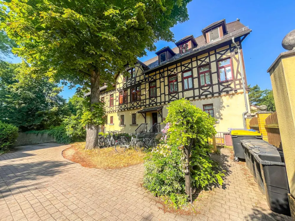 Charmante Dachgeschosswohnung mit großzügigem Wohnbereich und Spitzboden