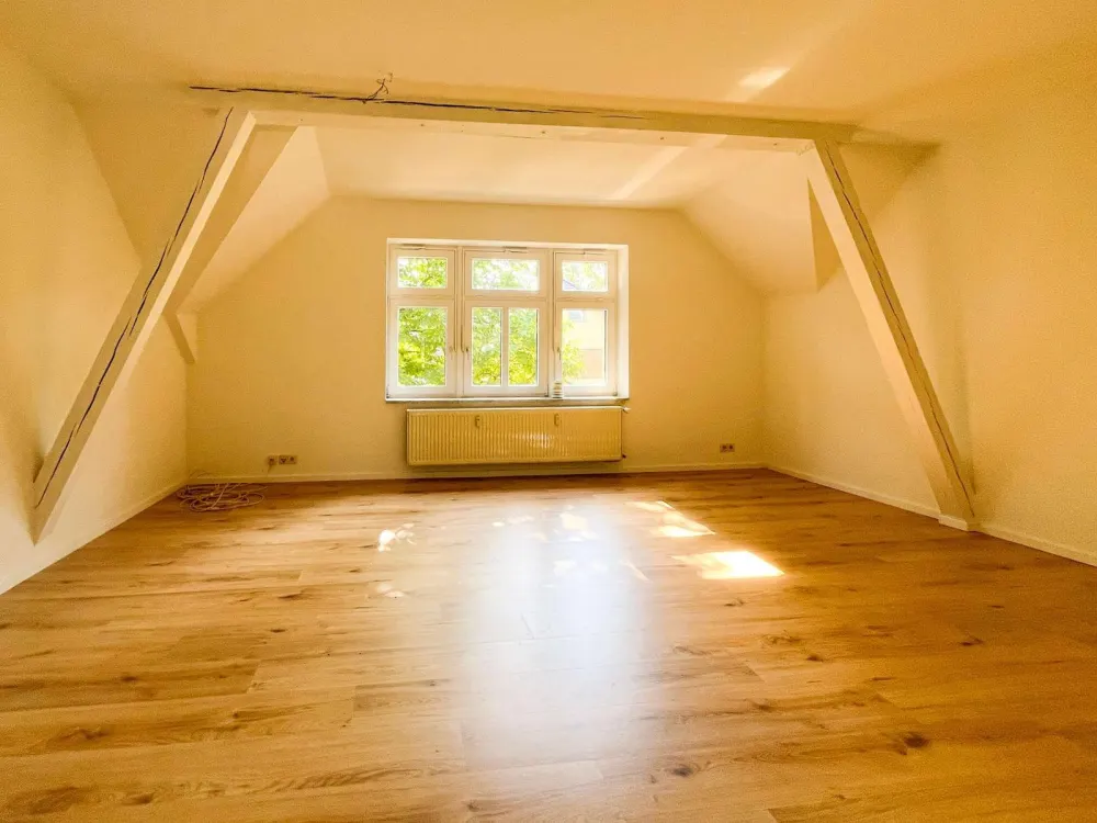 Charmante Dachgeschosswohnung mit großzügigem Wohnbereich und Spitzboden