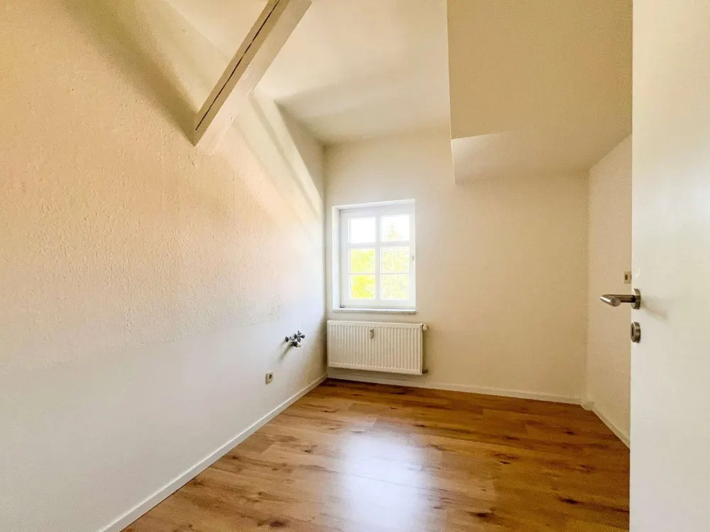 Charmante Dachgeschosswohnung mit großzügigem Wohnbereich und Spitzboden