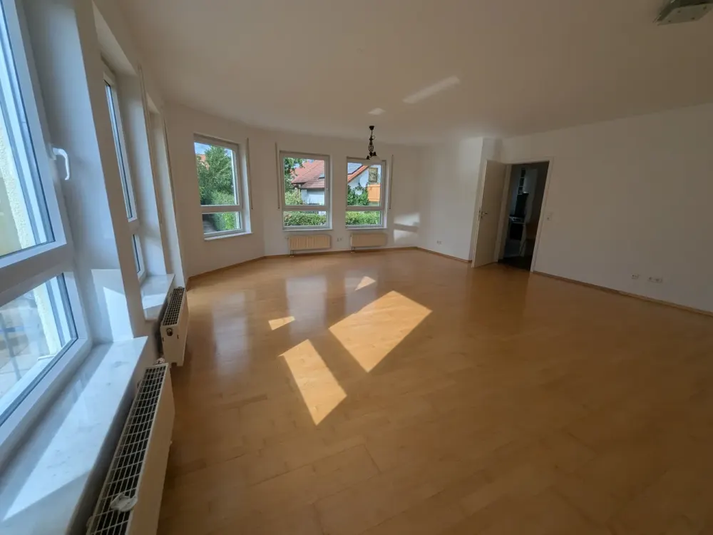 Helle 3-Zimmer-Wohnung, 98 m², Einbauküche, Balkon und Garage in Sindelfingen