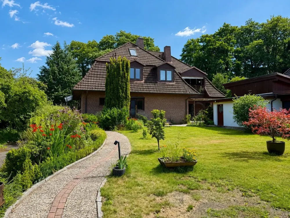 Viel Platz & viel Ruhe: Großzügige 4 Zi.-Wohnung im Zweifamilienhaus.