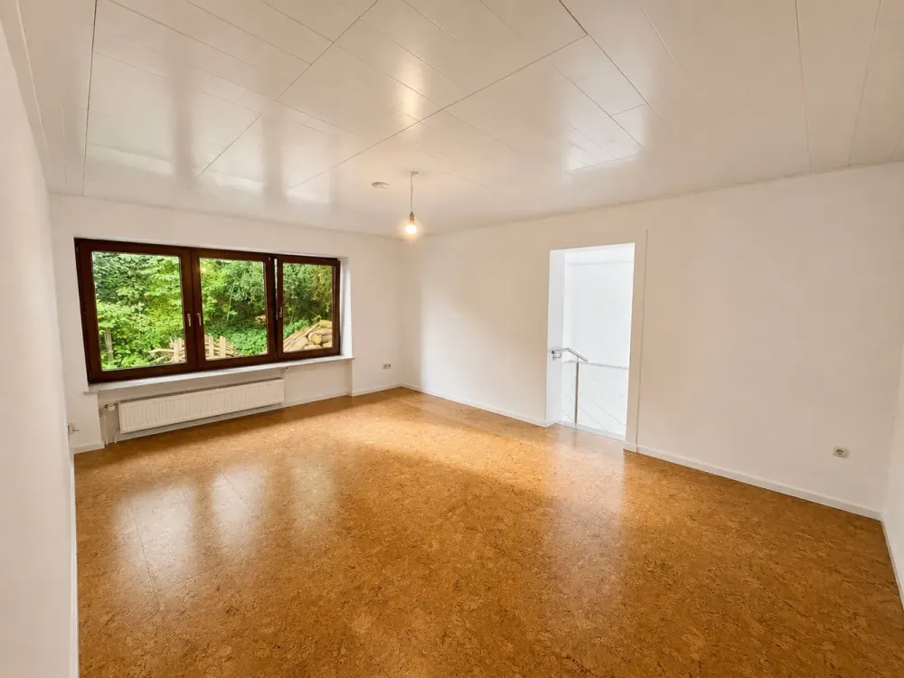 Viel Platz & viel Ruhe: Großzügige 4 Zi.-Wohnung im Zweifamilienhaus.