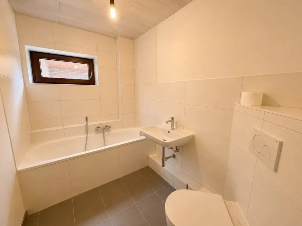 Viel Platz & viel Ruhe: Großzügige 4 Zi.-Wohnung im Zweifamilienhaus.