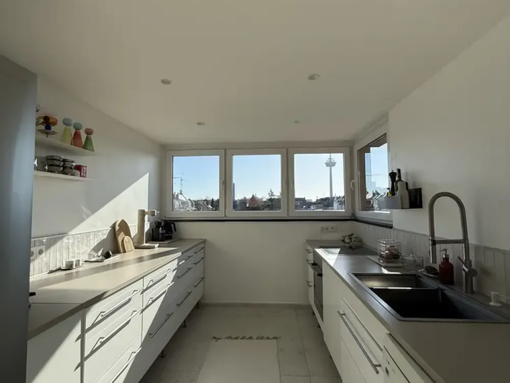 Bright Newly Renovated Modern Old Building Apartment with Roof Terrace & Cathedral View - Fitted Kitchen