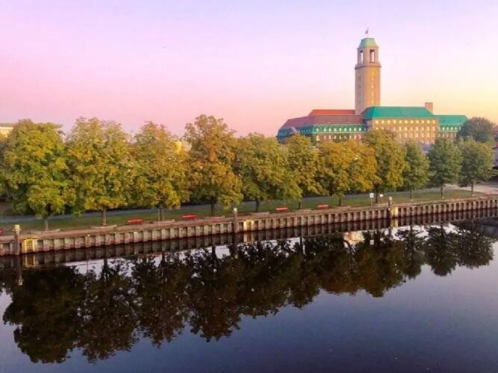 Wasserblick & Balkon, hochwertig sanierte 2,5 Zi.-Wohnung nähe ICE- und S-Bahnhof, Parkplatz, Privatsphäre