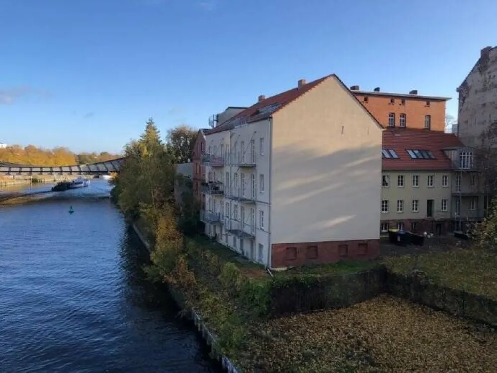 Wasserblick & Balkon, hochwertig sanierte 2,5 Zi.-Wohnung nähe ICE- und S-Bahnhof, Parkplatz, Privatsphäre