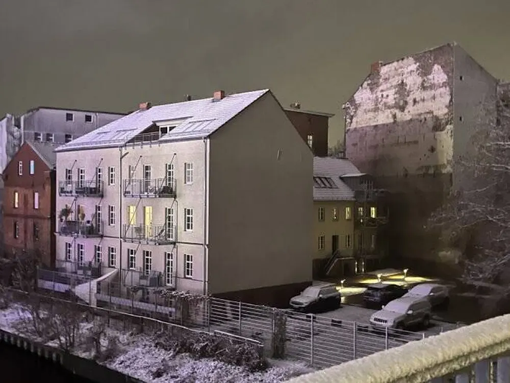 Wasserblick & Balkon, hochwertig sanierte 2,5 Zi.-Wohnung nähe ICE- und S-Bahnhof, Parkplatz, Privatsphäre