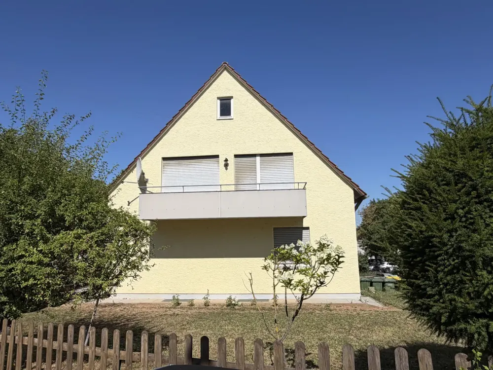 Schöne DG-Wohnung mit Balkon und neuer Küche