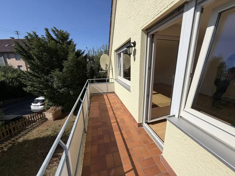 Schöne DG-Wohnung mit Balkon und neuer Küche
