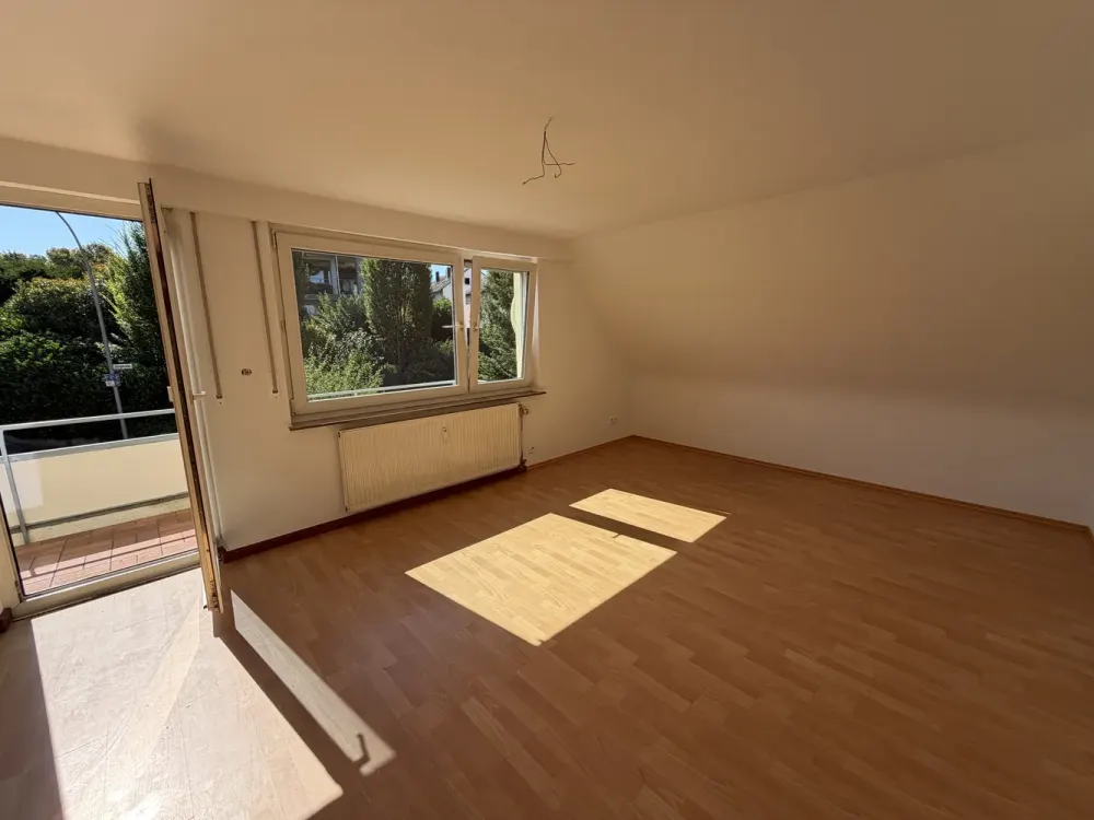 Schöne DG-Wohnung mit Balkon und neuer Küche