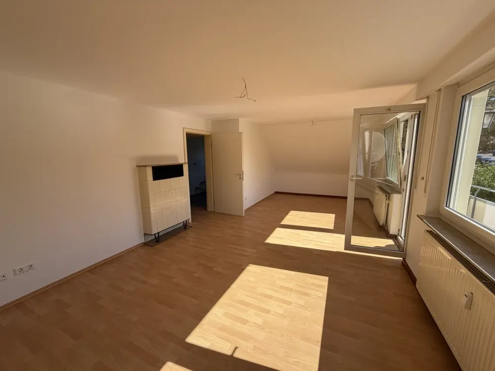 Schöne DG-Wohnung mit Balkon und neuer Küche