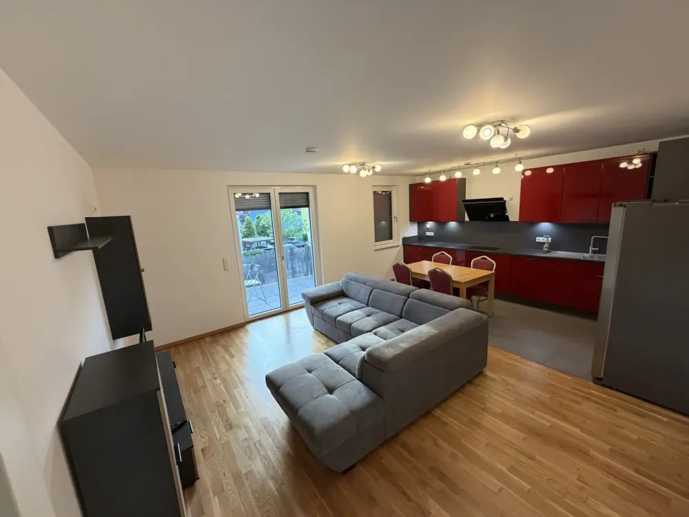 Voll möblierte, moderne, familienfreundliche 3-Zimmer-Wohnung mit Parkplatz