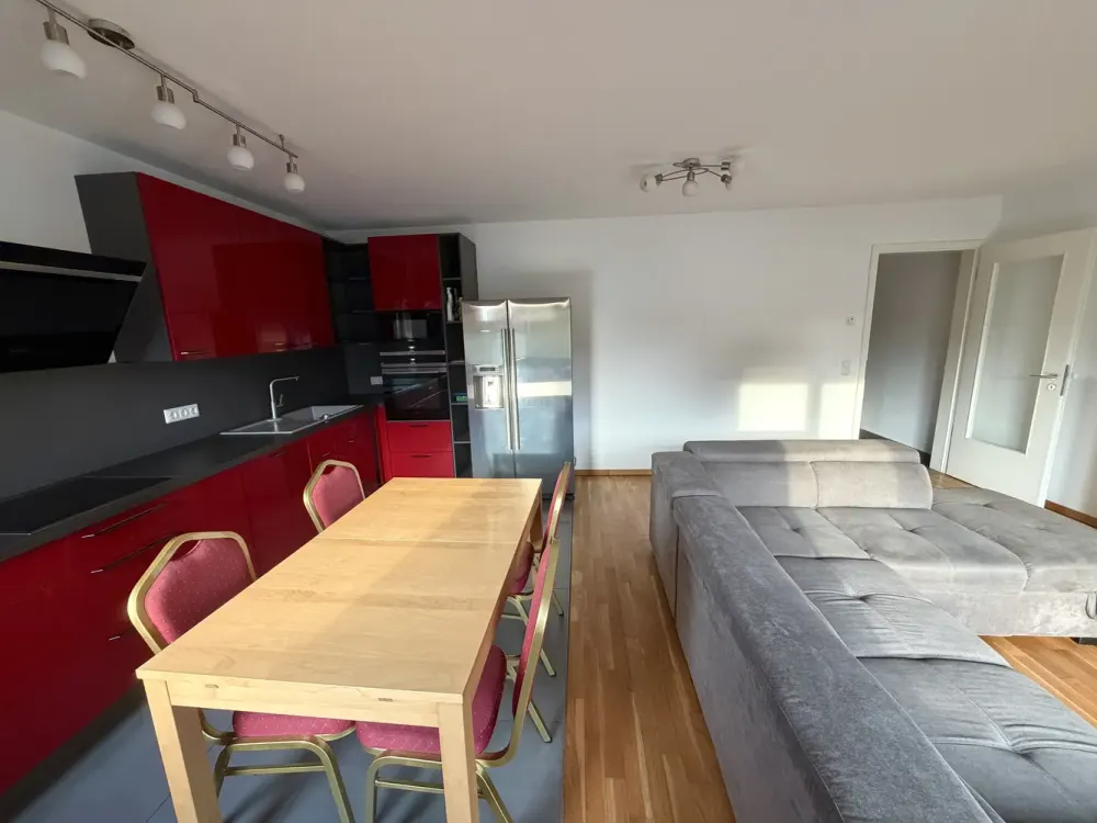 Voll möblierte, moderne, familienfreundliche 3-Zimmer-Wohnung mit Parkplatz