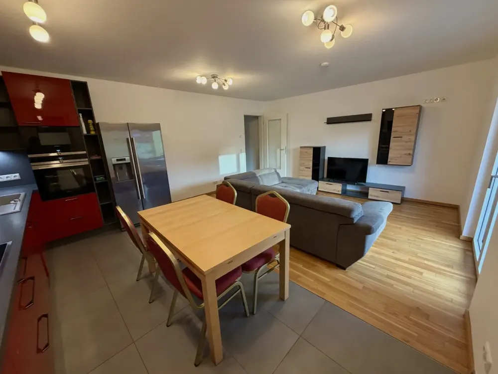 Voll möblierte, moderne, familienfreundliche 3-Zimmer-Wohnung mit Parkplatz