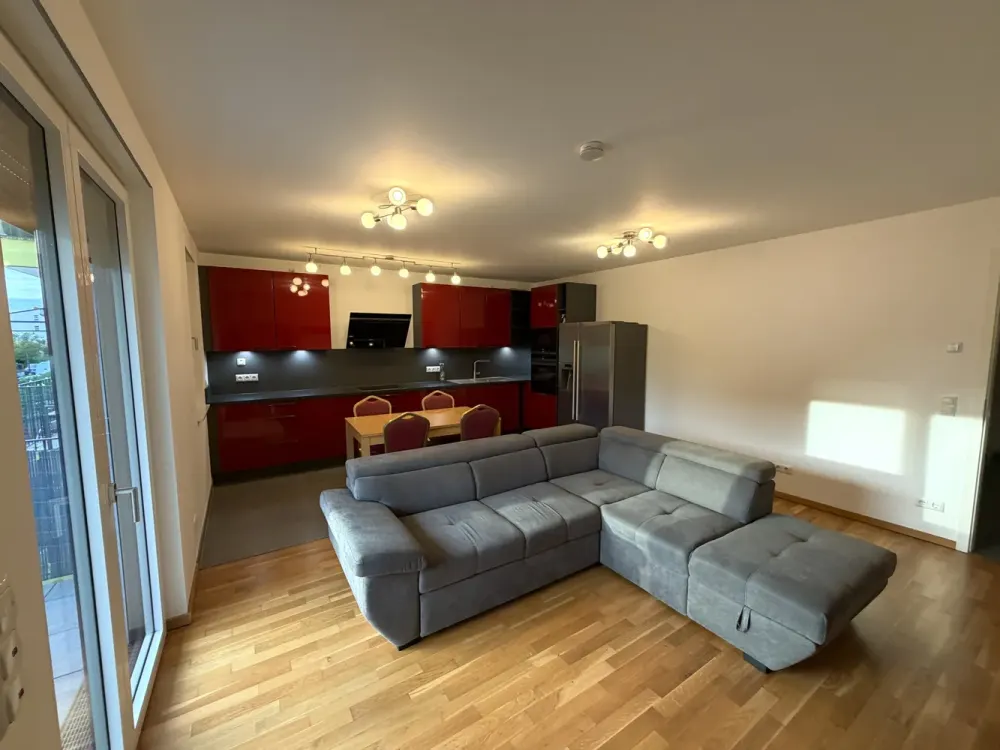 Voll möblierte, moderne, familienfreundliche 3-Zimmer-Wohnung mit Parkplatz