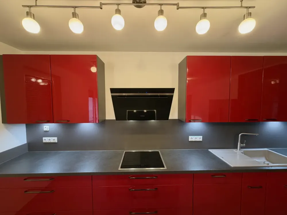 Voll möblierte, moderne, familienfreundliche 3-Zimmer-Wohnung mit Parkplatz