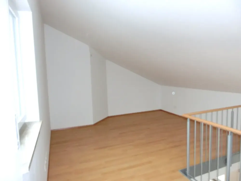 Helle 2 Zimmer Penthouse-Wohnung in KfW 70 Haus.