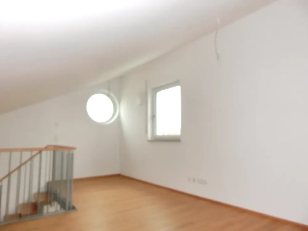 Helle 2 Zimmer Penthouse-Wohnung in KfW 70 Haus.
